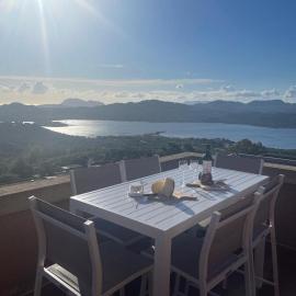 Appartement vue Mer sur la Costa Smeralda, hotel a Cugnana Verde