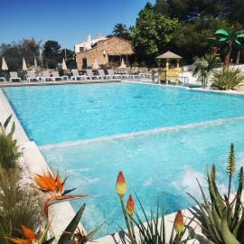 Mobil home neuf camping l ile dor plage st raphael avec piscine, hotel u gradu Sen-Rafael