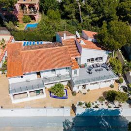 Entire Large Villa next to Award-winning beach, hotel u gradu Kampoamor