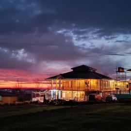 Bir Nest Hostel, hotel in Bīr