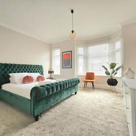 Contemporary Spacious 3BR House close to City Centre, hotel u gradu Wyken