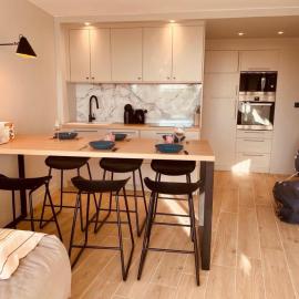 LE CALI, P2 Cabine dans une résidence avec piscine, vue mer et parking privé, hotel in La Grande Motte