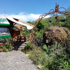 Truck & Pod creative nature retreat., Hotel in Bantry