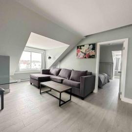 Unique modern luxury 2 bedroom apartment rental, hotel em Chapleau