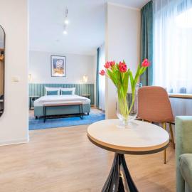 Hotel H12