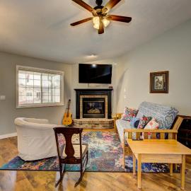 Hello Dolly! 3 beds, 2 bath, 2 TV's, Fireplace, Quiet Neighborhood in Star, ID minutes from walking trails and river views, viešbutis mieste Eagle
