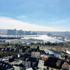 Rouen : Vue panoramique sur la seine avec parking