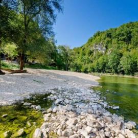 Cottage near river Kolpa, vineyards,top location., Hotel in Adlešiči