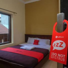RedDoorz at Hotel Rich Parepare near Pantai Mattirotasi, hotel di Parepare