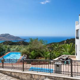 A 5 bedroom villa with pool & amazing sea view!