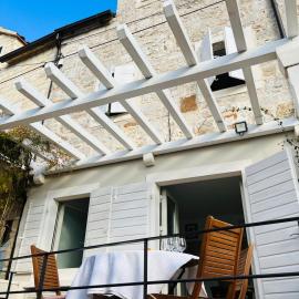 House called Happiness, hotel i Jelsa