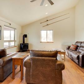Beautiful Jefferson River Cabin w/ Mountain Views!, hotel u gradu Silver Star