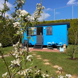 Atlantic Way Shepherd Hut, Hotel in Moville