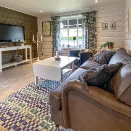 Beautiful Home In Hestra With Wifi, hotel di Hestra
