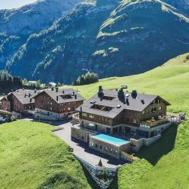AlpenParks Hotel & Apartment Arlberg Warth mit Pool, hotel u gradu 'Warth am Arlberg'