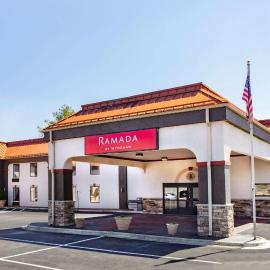 Ramada by Wyndham Hendersonville – hotel w mieście Hendersonville