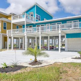 1 Mi to Ocean: Colorful Freeport Beach Rental!, hotel di Freeport