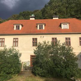 Kamenný dům s výhledem na zámek 20km od Prahy, hotel in Nižbor