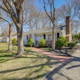 Families Welcome! Home 2 Mi to Craigville Beach, hotel i Hyannis