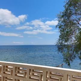 Fotis beach apartment at Komi, hotell i Kómi