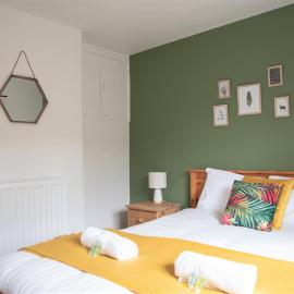 Cottenham - City Centre with Free Private Parking 2 toilets 4 Bedroom Sleeps 8