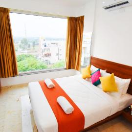 Keerthis Royal Suites near Kempegowda international Airport, Hotel in Yelahanka