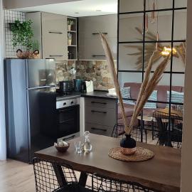 Natural Green Apartment، فندق في Dhamnóni
