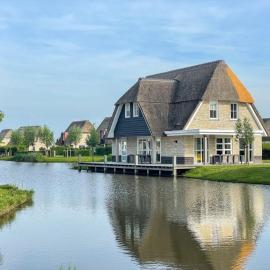 Villa in Friesland with Sauna and Whirlpool, hótel í Delfstrahuizen