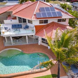 Paradise On Banksia Canal, hotel in Banksia Beach