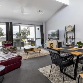 Beautiful Townhouse With Water Views, hotel en Sandstone Point