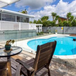 Family Home With Pool and Guest House, hotel in Banksia Beach