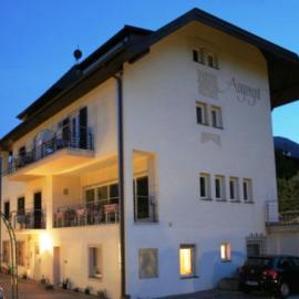 Pension Angergut – hotel w mieście Tscherms