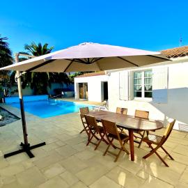 Acacias belle maison avec Piscine chauffée, Spa et Sauna, hotel i Rivedoux-Plage