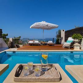 Private pool & sea view residence, hôtel à Saronida
