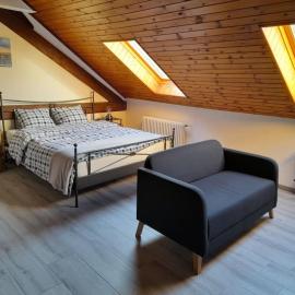 Studio mansardé chez un vigneron au village au 3ème étage sans ascenseur – hotel w mieście Villeneuve