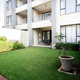 Royal on 81 Ventura، فندق في Fourways
