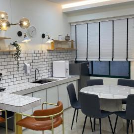 Gracious ~ Walking Distance to SEE, SHOP and EAT