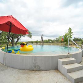 Secluded Country Hideaway w/ Fire Pit & Pool!, hotel v destinácii Blanco