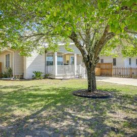 Lovely Morehead City Home w/ Fire Pit & Gas Grill, hotel v destinaci Morehead City