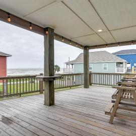 Luxe Crystal Beach Retreat w/ Views! Walk to Shore, hotel sa Stingaree