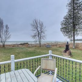 Serene Lakefront Baileys Harbor Home w/ Deck!, отель в городе Бейлис-Харбор