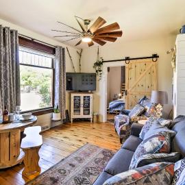 Walk to Dtwn Shops & Eats: Sturgeon Bay Retreat