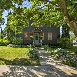 Walk to Dtwn Shops & Eats: Sturgeon Bay Retreat