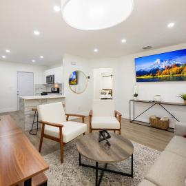 3 BR Smart home, close to airport, Fast WiFi, Patio, Grill & Free private parking