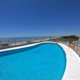 Islantilla vistas al mar 1 línea, piscina, parking, wifi: Islantilla'da bir otel