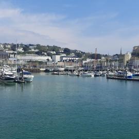 Rare luxury Harbourview apartment sleeps 6