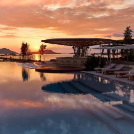 W Costa Navarino, готель у місті Пілос