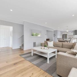 Rosebud Lovely House 2 - Mornington Peninsula 4 BR 3 Bath 2 story holiday house - BBQ - Beach - Hot spring, hótel í Rosebud