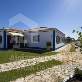 Hilltop Blue Village by ACasaDasCasas, hotel v destinaci Lapa