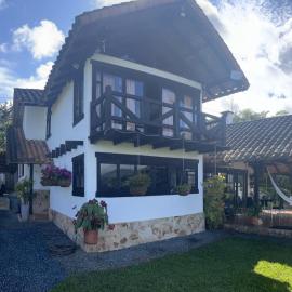 Paraíso campestre cerca a Cali, מלון בPapagalleros